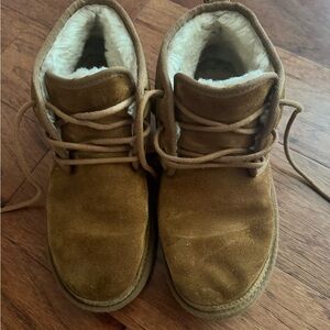 UGG Neumel Boots in Color Chestnut